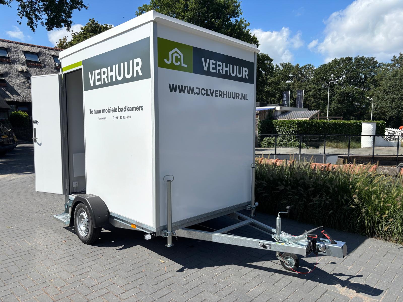 Buitenkant mobiele badkamer + was-droogcombinatie