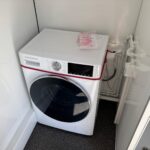 Was-droogcombinatie in mobiele badkamer