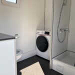 Mobiele badkamer met wasmachine-droger overzicht