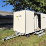 Dit is een toiletwagen 3-1-3, dit betekent: 3 dames wc, 1x heren wc en 3x urinoir