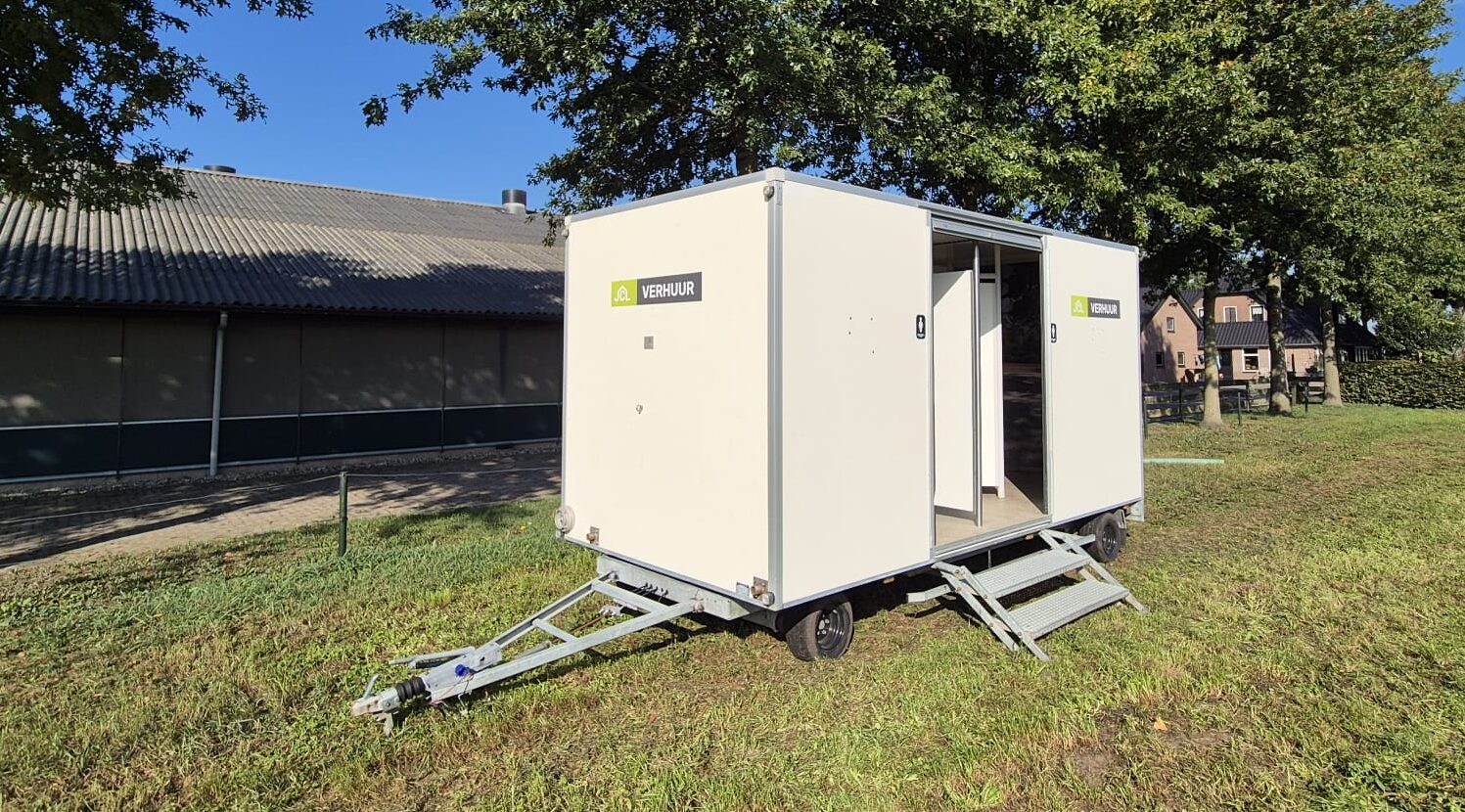 Dit is een toiletwagen 3-1-3, dit betekent: 3 dames wc, 1x heren wc en 3x urinoir