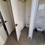3 dames toiletten in het damesgedeelte