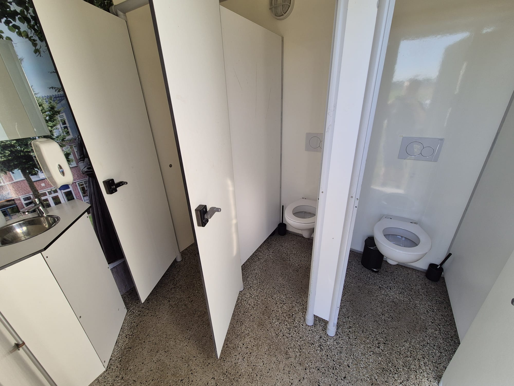 3 dames toiletten in het damesgedeelte